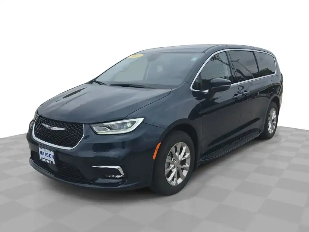 2023 Chrysler Pacifica Touring L AWD's photo