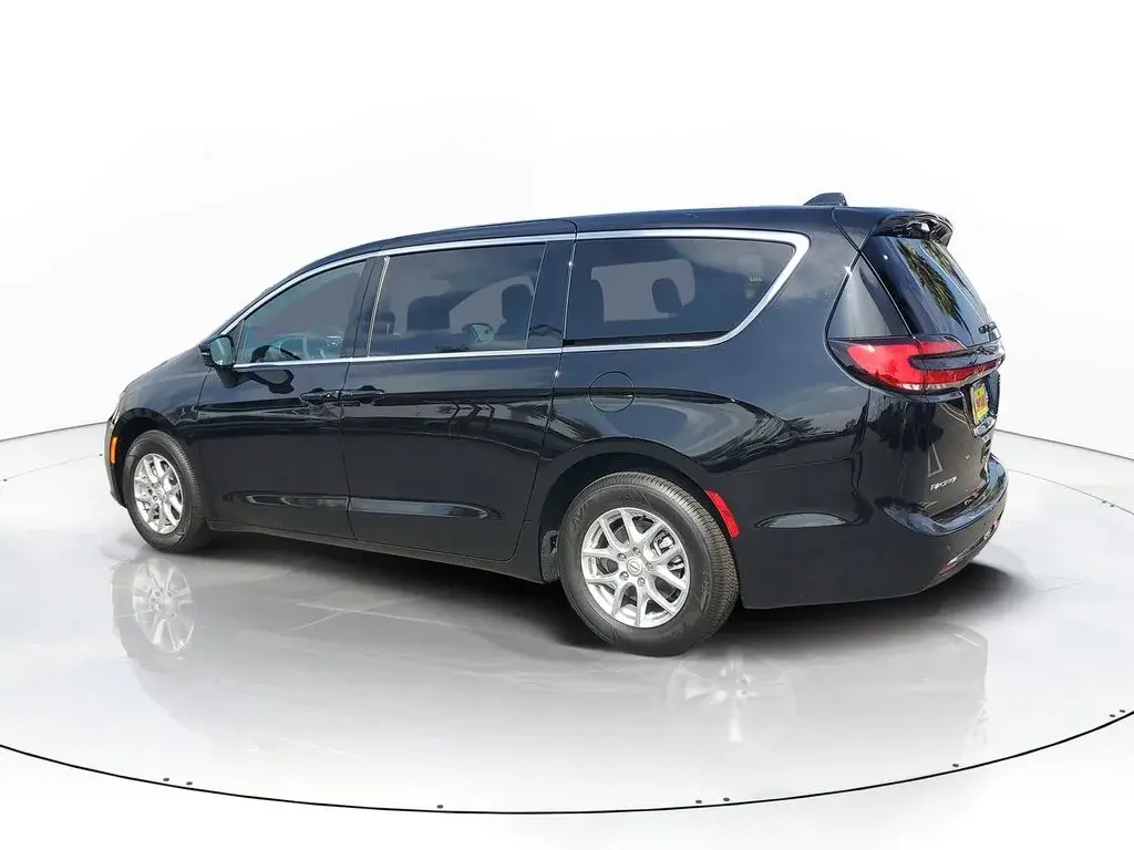 2026 Chrysler Pacifica Select photo 3
