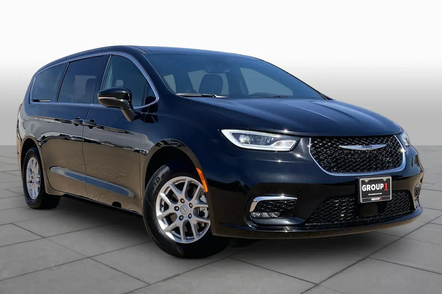 2025 Chrysler Pacifica Select photo 3