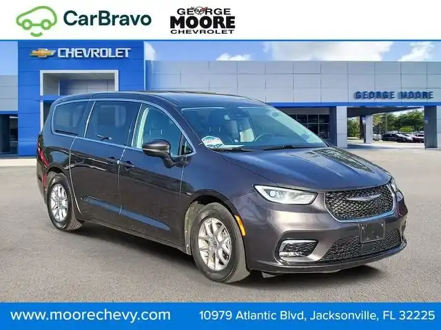 2023 Chrysler Pacifica Touring L's photo