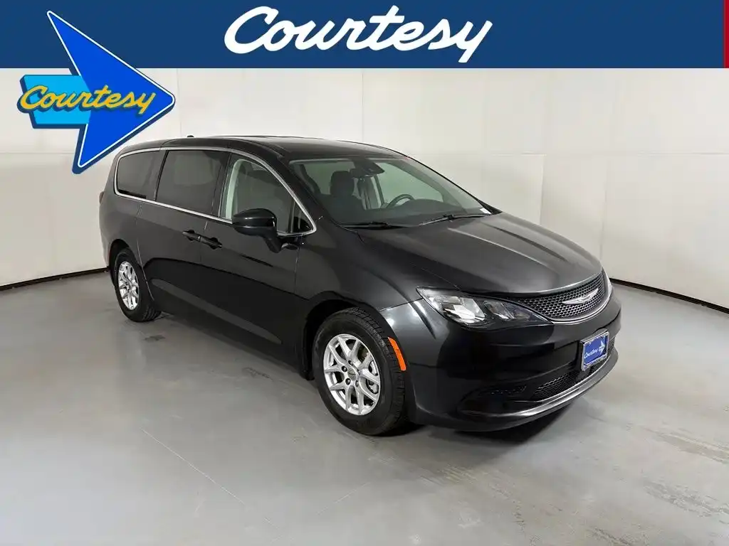 2023 Chrysler Voyager LX's photo