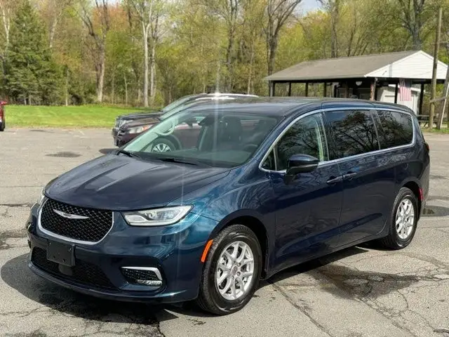2023 Chrysler Pacifica Touring L photo 1