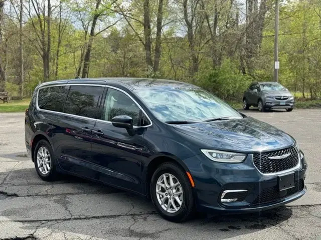 2023 Chrysler Pacifica Touring L photo 3