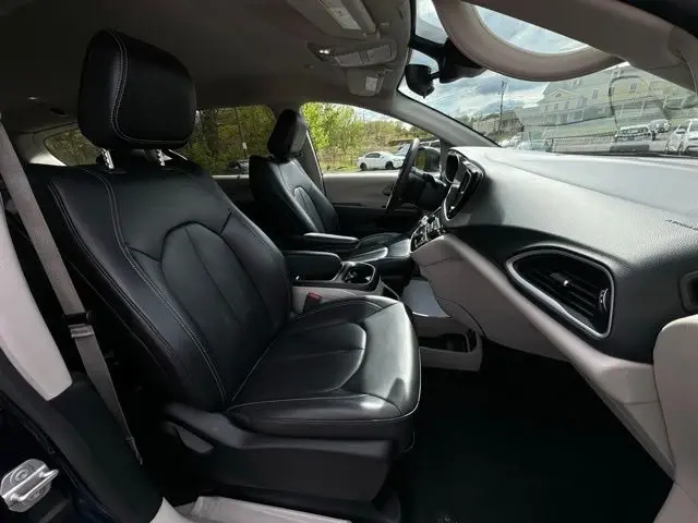 2023 Chrysler Pacifica Touring L photo 4