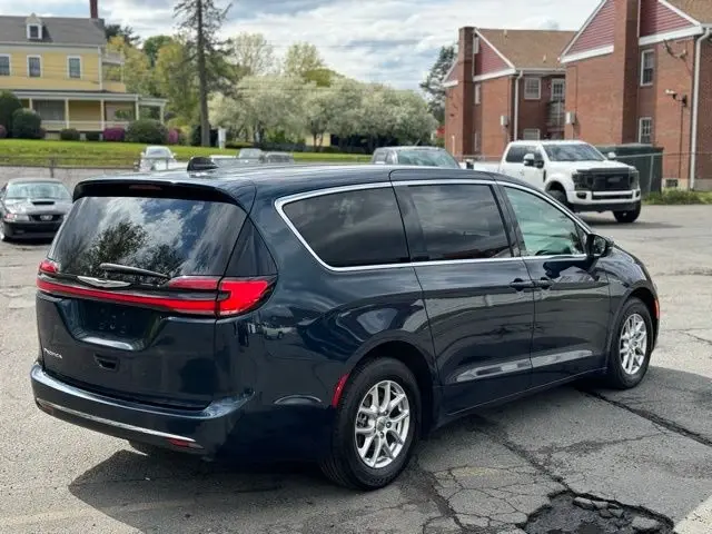 2023 Chrysler Pacifica Touring L photo 5