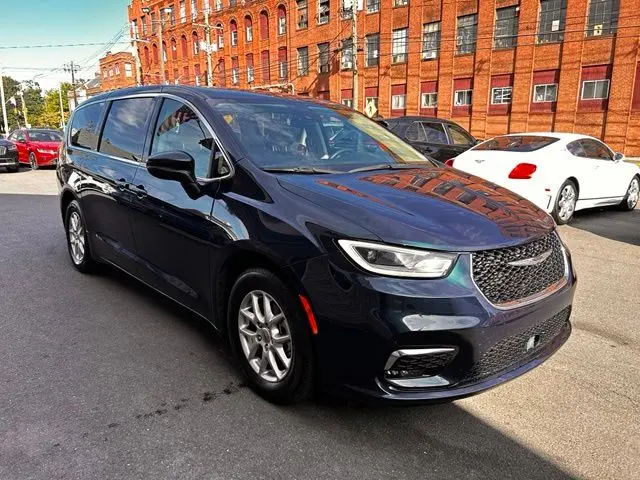 2023 Chrysler Pacifica Touring L photo 3