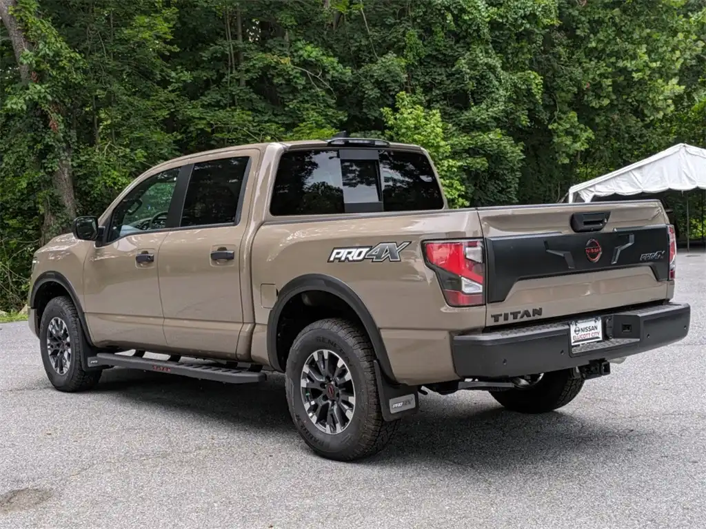 2023 Nissan Titan PRO-4X 4X4 Crew Cab's photo