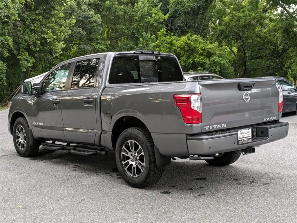 2023 Nissan Titan SV 4X4 Crew Cab's photo