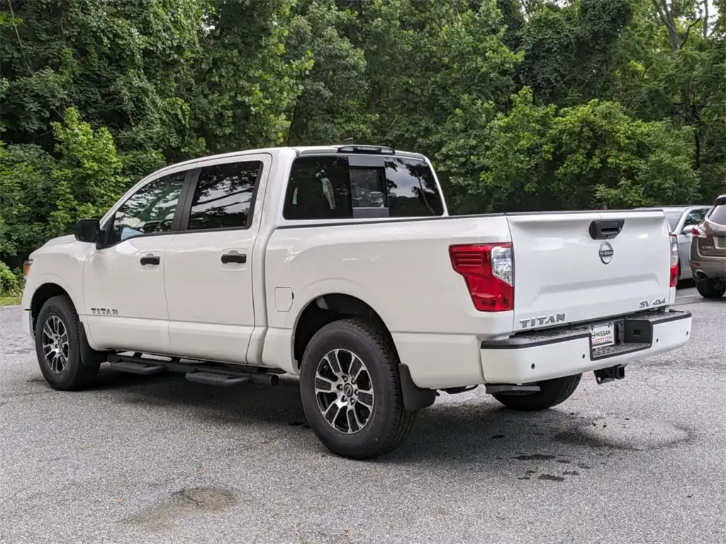 2023 Nissan Titan SV 4X4 Crew Cab's photo