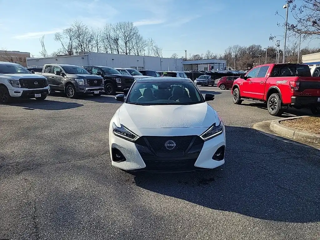 2023 Nissan Maxima SR's photo