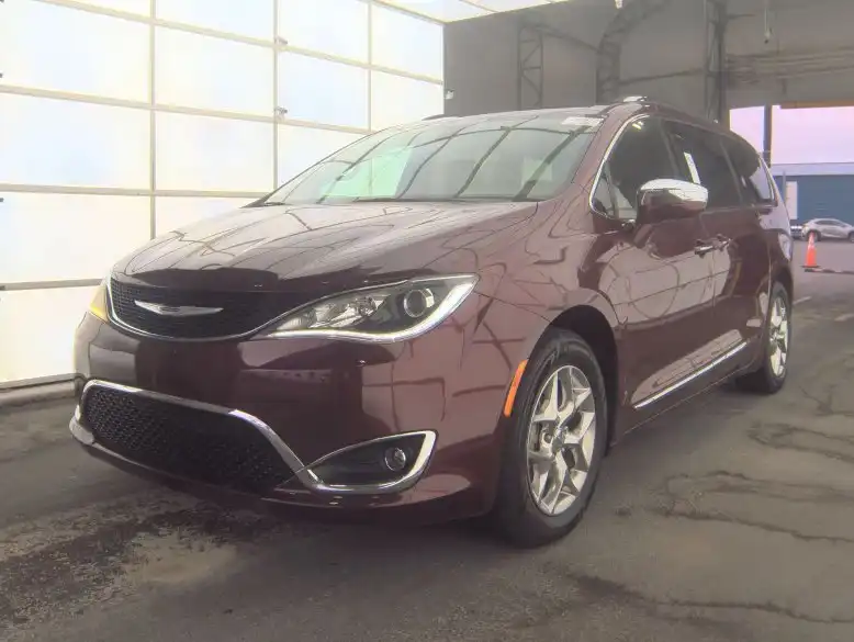 2018 Chrysler Pacifica Limited's photo