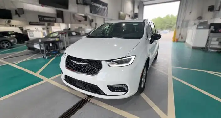 2024 Chrysler Pacifica Touring L's photo