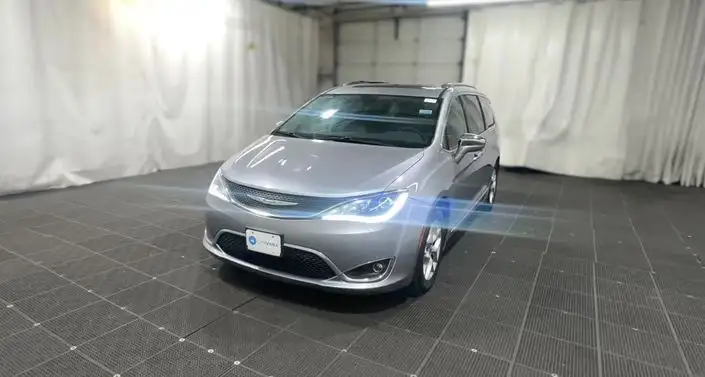 2019 Chrysler Pacifica Limited's photo