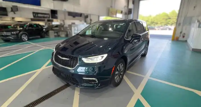2023 Chrysler Pacifica Hybrid Touring L's photo