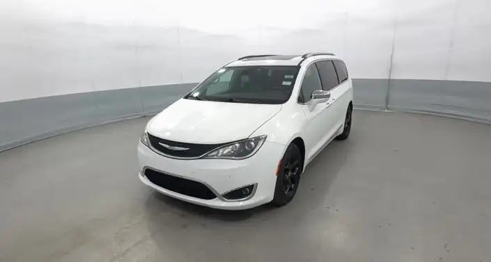 2017 Chrysler Pacifica Limited's photo