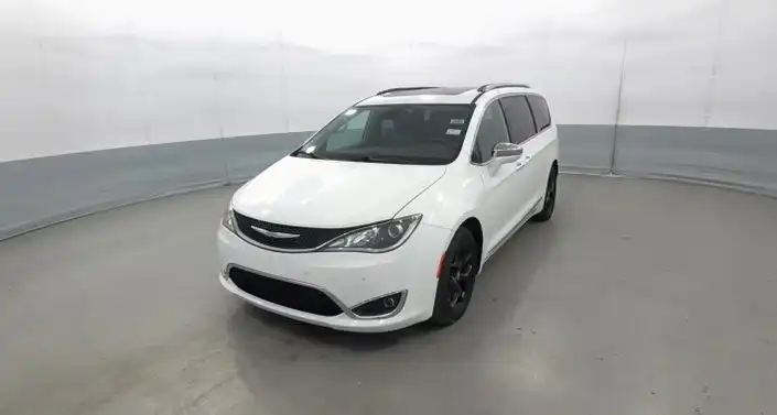 2017 Chrysler Pacifica Limited's photo