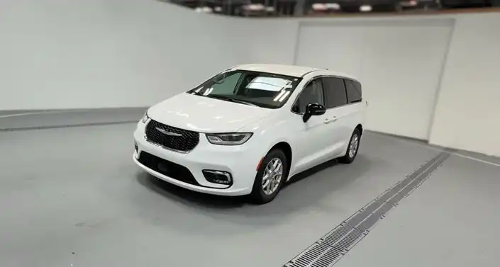 2024 Chrysler Pacifica Touring L's photo