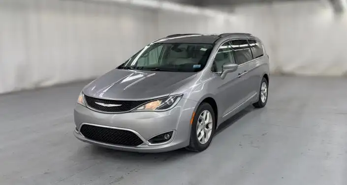 2017 Chrysler Pacifica Touring L Plus's photo