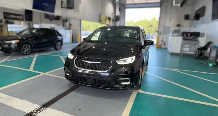 2023 Chrysler Pacifica Touring L's photo