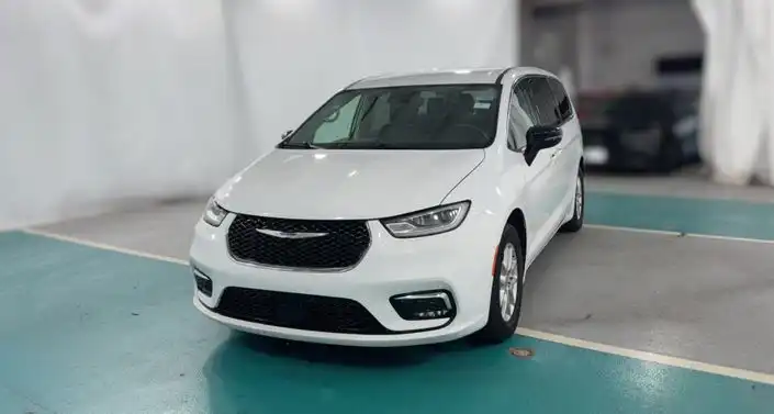 2024 Chrysler Pacifica Touring L's photo