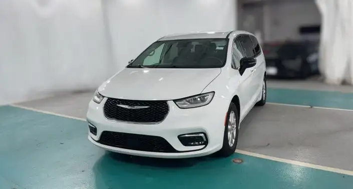 2024 Chrysler Pacifica Touring L's photo