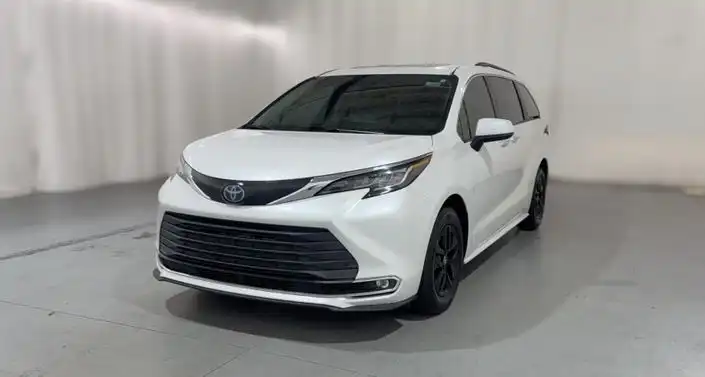2023 Toyota Sienna XLE 7-Passenger Hybrid FWD's photo