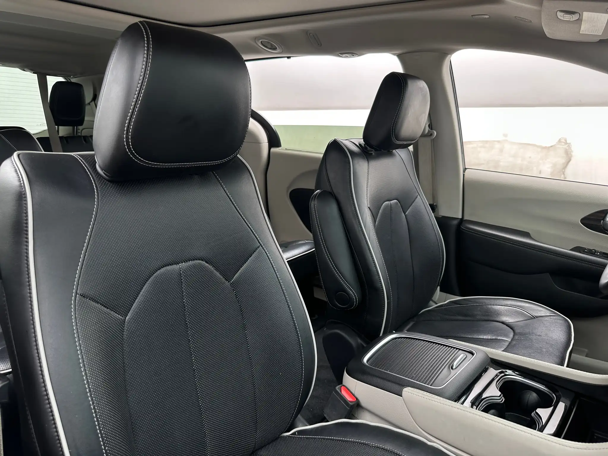 2023 Chrysler Pacifica Limited's photo