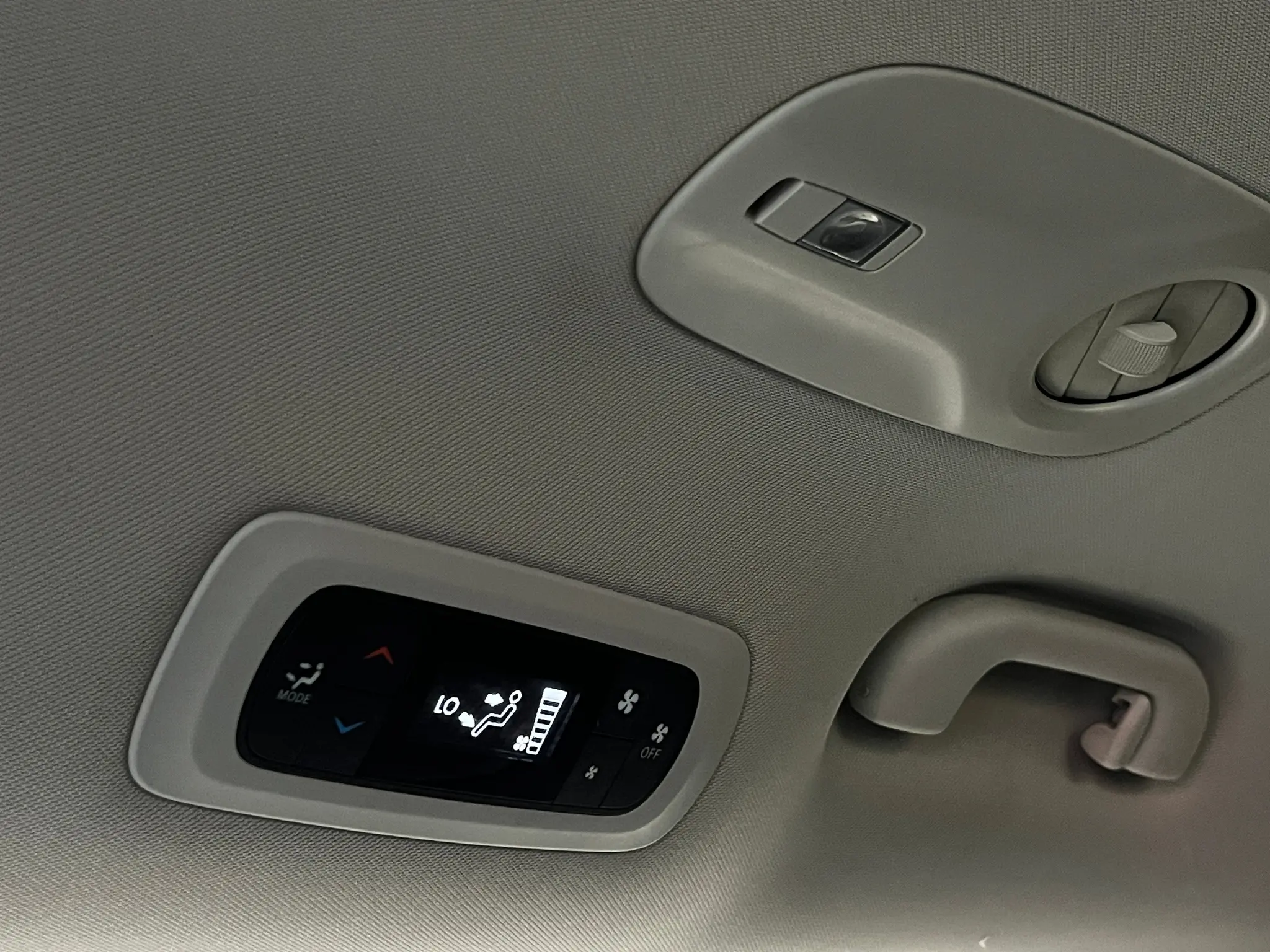 2023 Chrysler Voyager LX photo 4