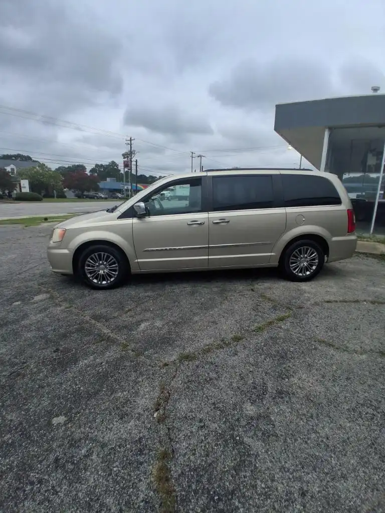 2013 Chrysler Town & Country Touring-L's photo