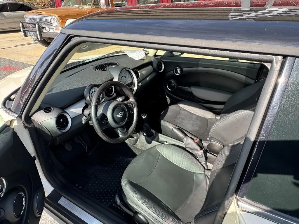2011 MINI Cooper Base photo 5