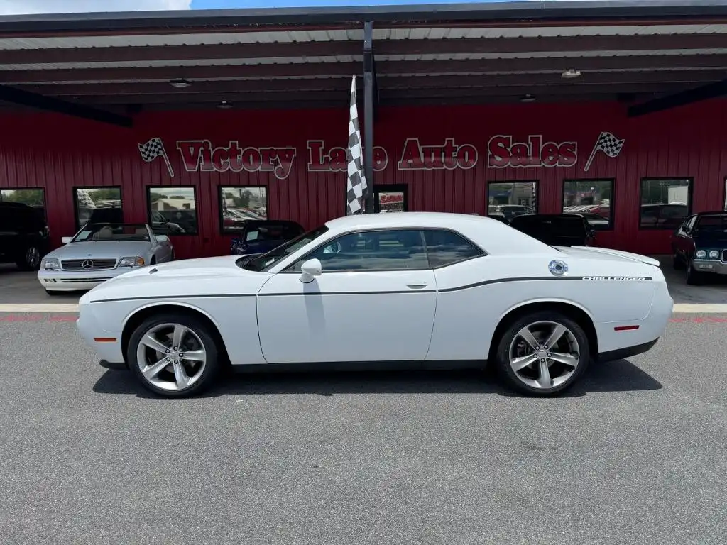 2015 Dodge Challenger SXT's photo