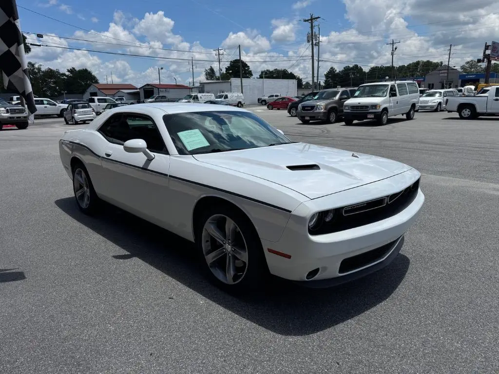 2015 Dodge Challenger SXT photo 3