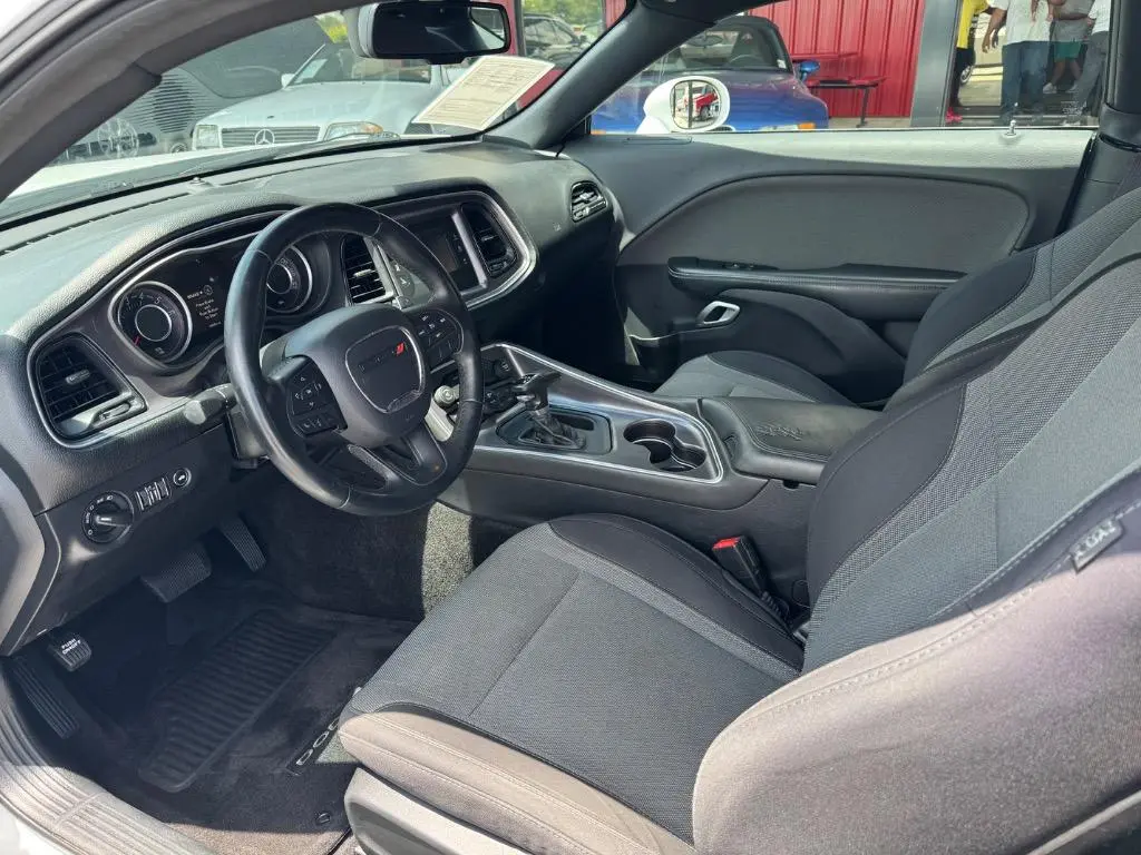 2015 Dodge Challenger SXT photo 5