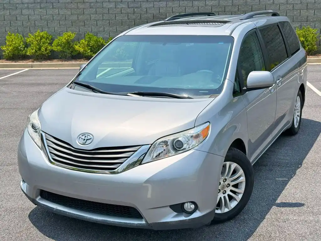 2014 Toyota Sienna XLE V6 7-Passenger Access Seat's photo