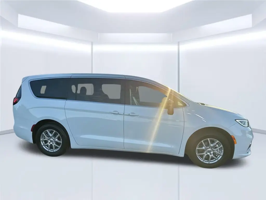 2025 Chrysler Pacifica Select photo 4