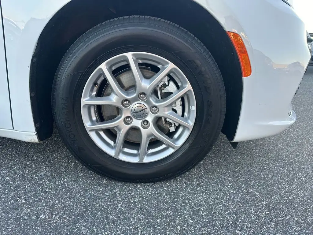 2025 Chrysler Pacifica Select photo 5