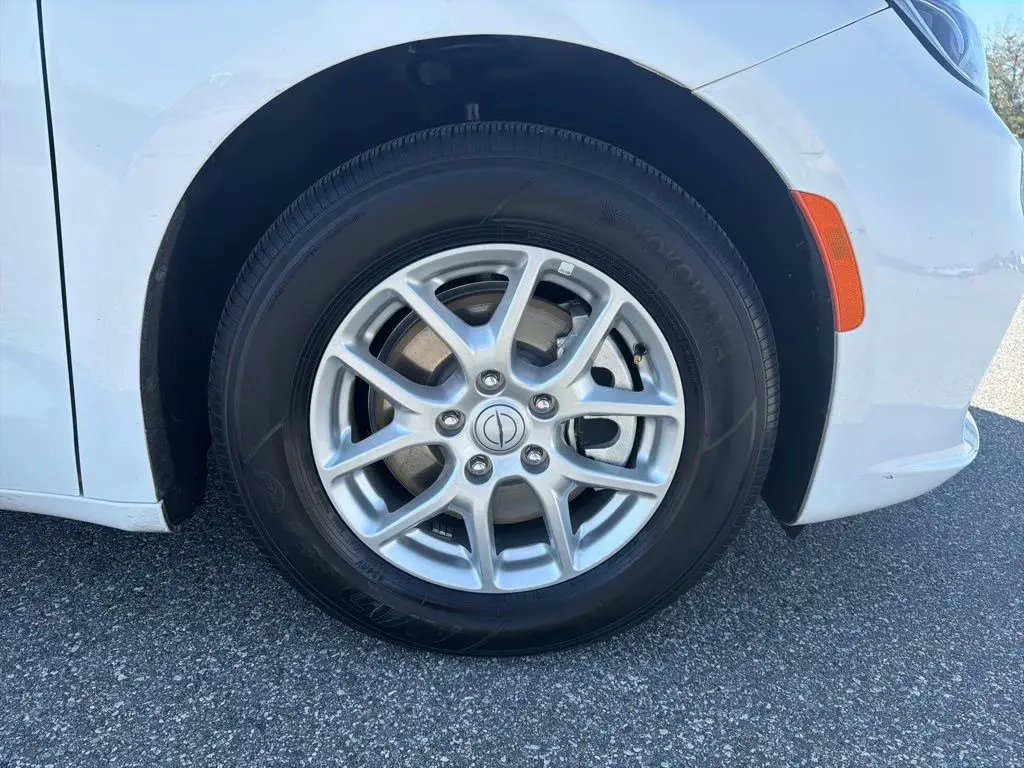 2025 Chrysler Pacifica Select photo 4