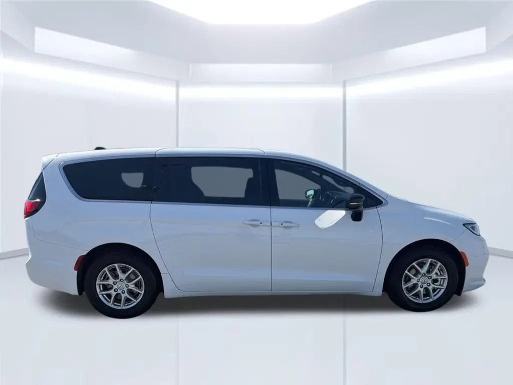 2025 Chrysler Pacifica Select photo 5