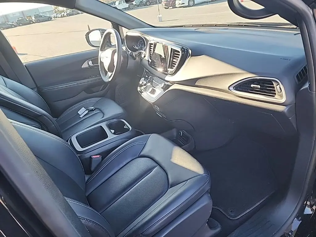 2025 Chrysler Pacifica Select photo 4