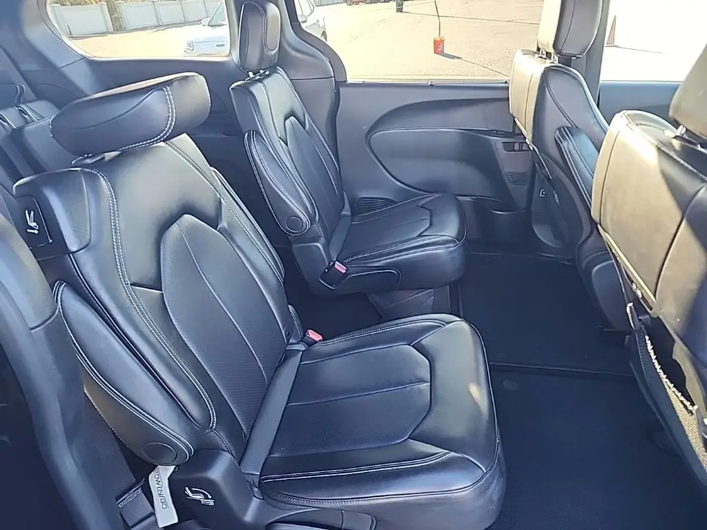2025 Chrysler Pacifica Select photo 5