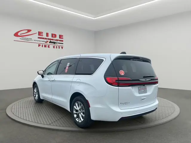 2026 Chrysler Pacifica Select AWD photo 3
