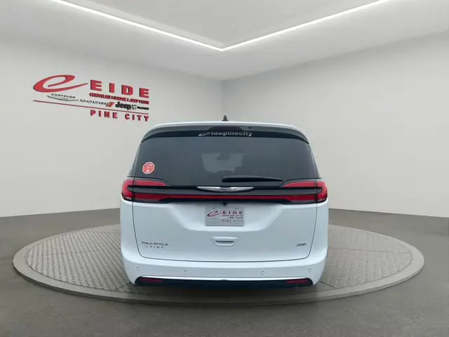 2026 Chrysler Pacifica Select AWD photo 4