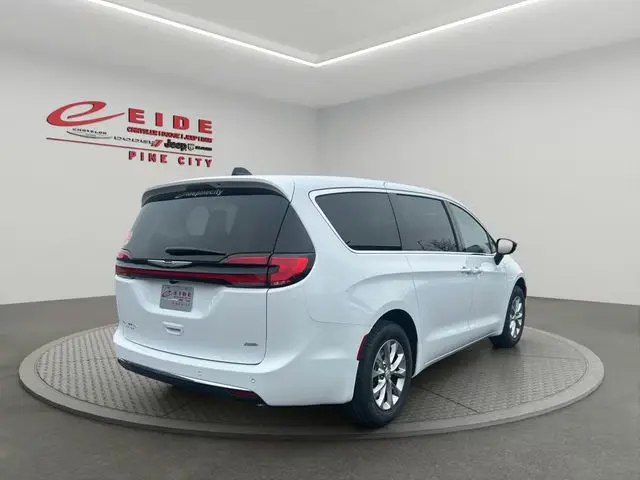 2026 Chrysler Pacifica Select AWD photo 5