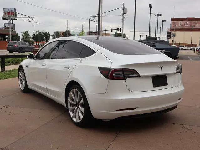 2020 Tesla Model 3 Standard Range Plus photo 5