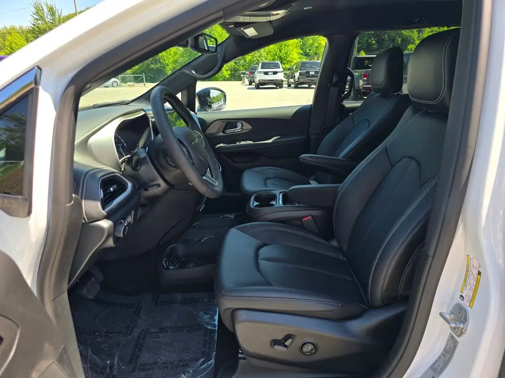 2027 Chrysler Pacifica Select photo 4