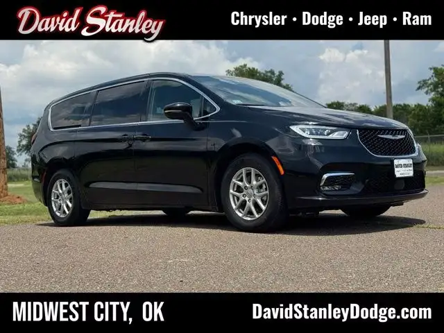 2025 Chrysler Pacifica Select's photo