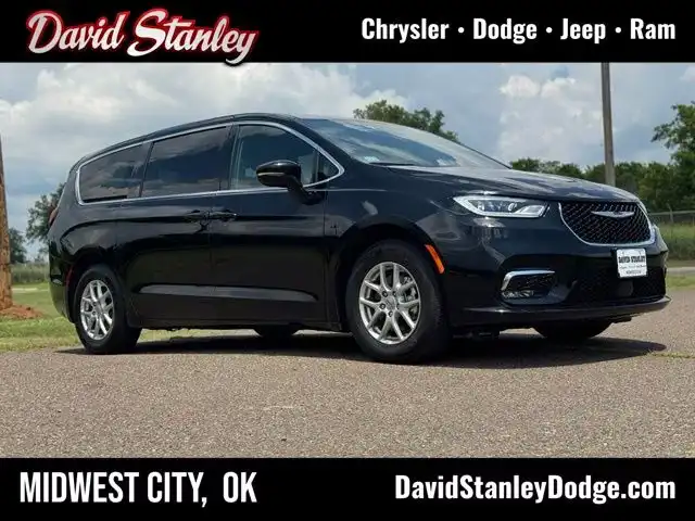 2025 Chrysler Pacifica Select's photo