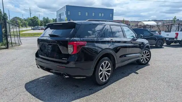 2023 Ford Explorer ST Line 4WD's photo