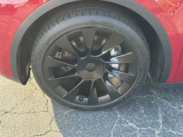 2022 Tesla Model Y Long Range Dual Motor All-Wheel Drive photo 4