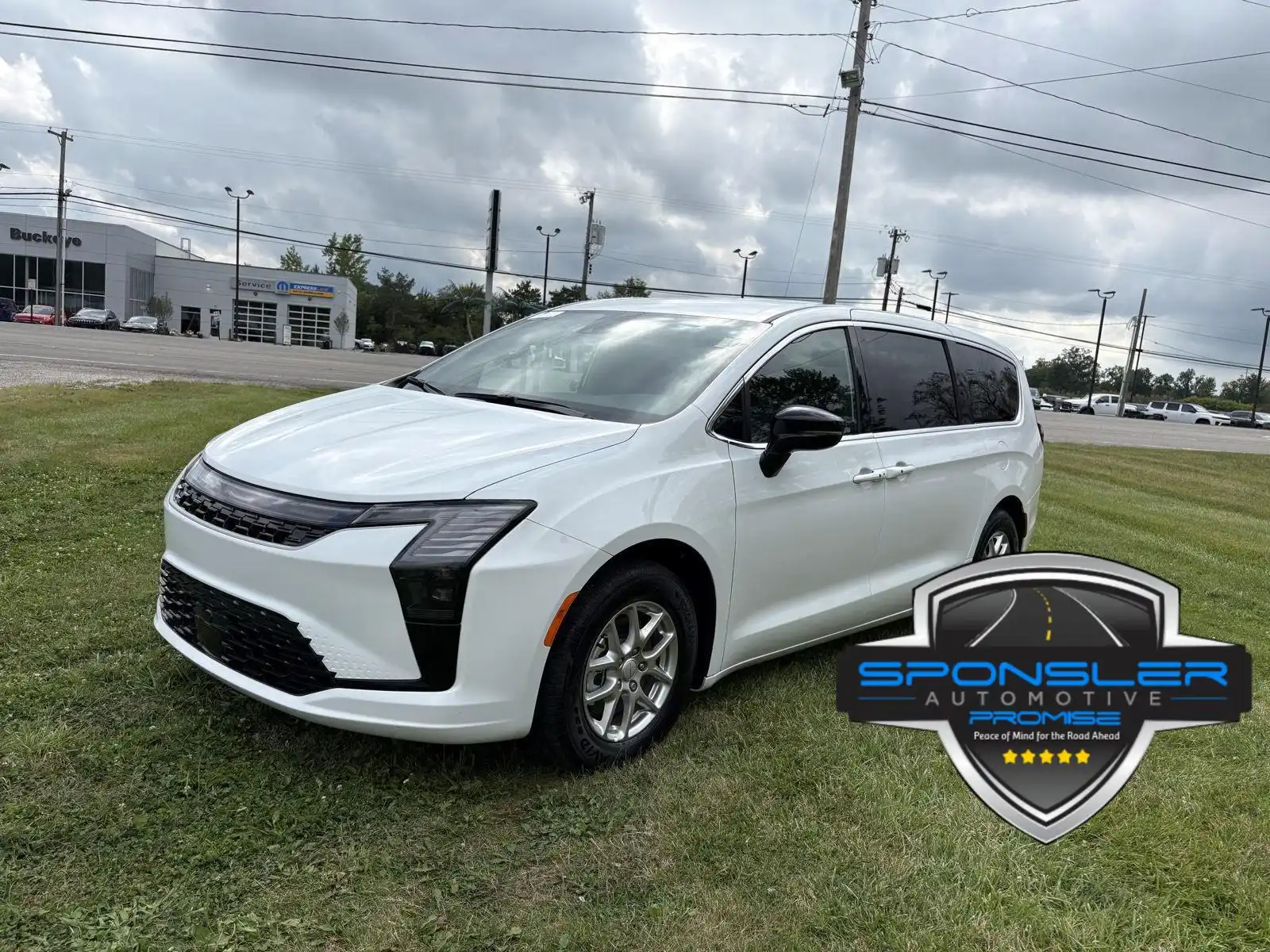 2027 Chrysler Pacifica Select's photo